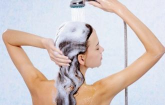Como lavar os cabelos para evitar a caspa?